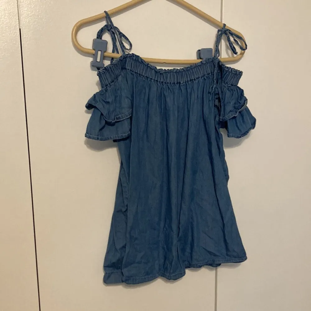 Anne Taylor Loft Petites Chambray Off Shoulder Top Women’s Size M/P - Image 3