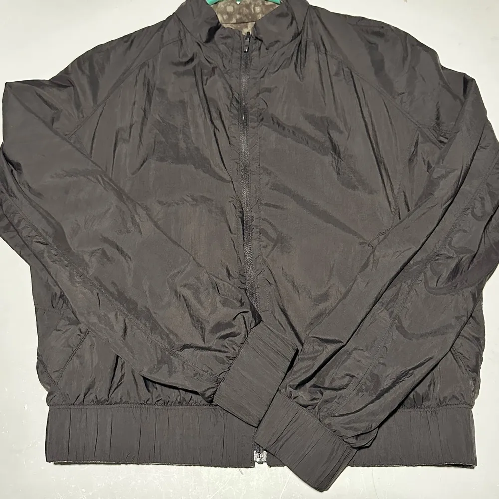 Lululemon Bombs Away Black / Olive Green Camo Print Reversible Zip Jacket Sz 6 - Image 3