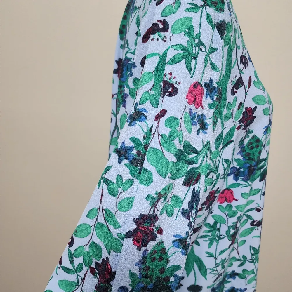 Du Jour Blue Floral Cutout Sleeve ¾ Sleeve Vneck Blouse Size Medium - Image 4