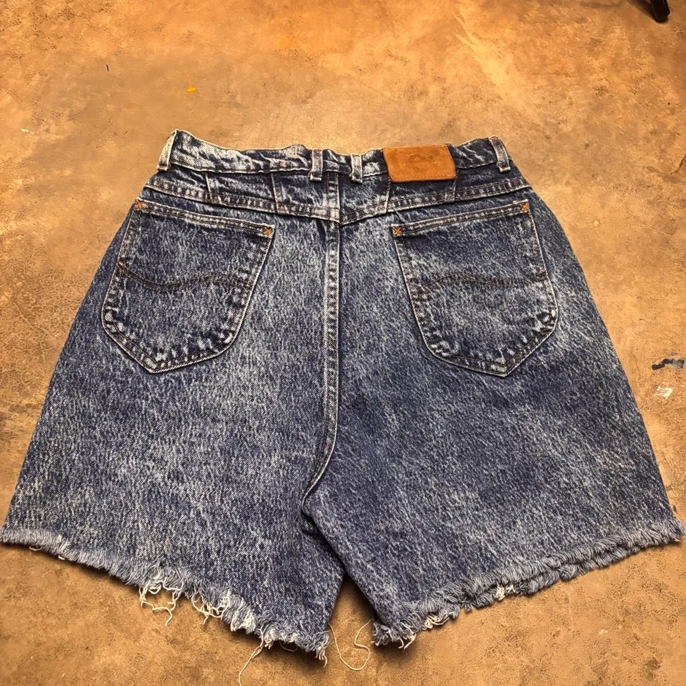 Vintage 90’s Lee  high waisted acid wash mom cut off jean shorts sz junior 14 - Image 6
