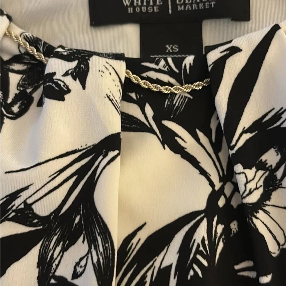 Beautiful White House black market blouse - Image 3