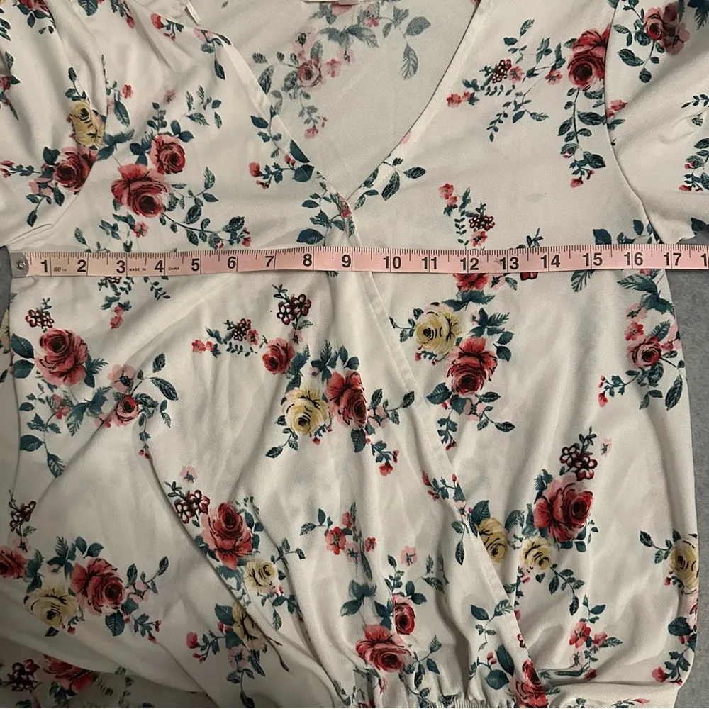 Lola Grace white floral wrap top size M Size M - Image 4