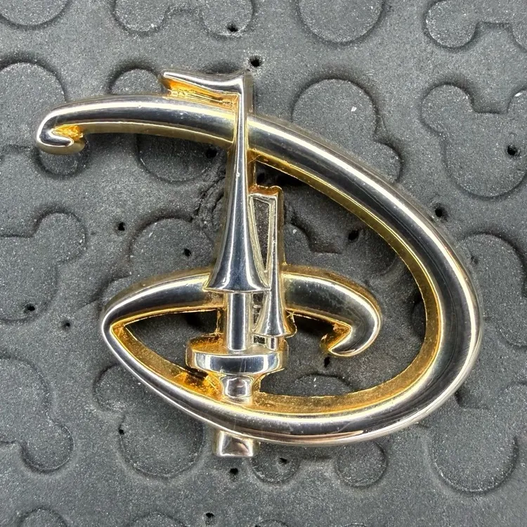 Disney parks rare Golden Walt Disney World ''D” with Castle 2018 trading pin - Image 2