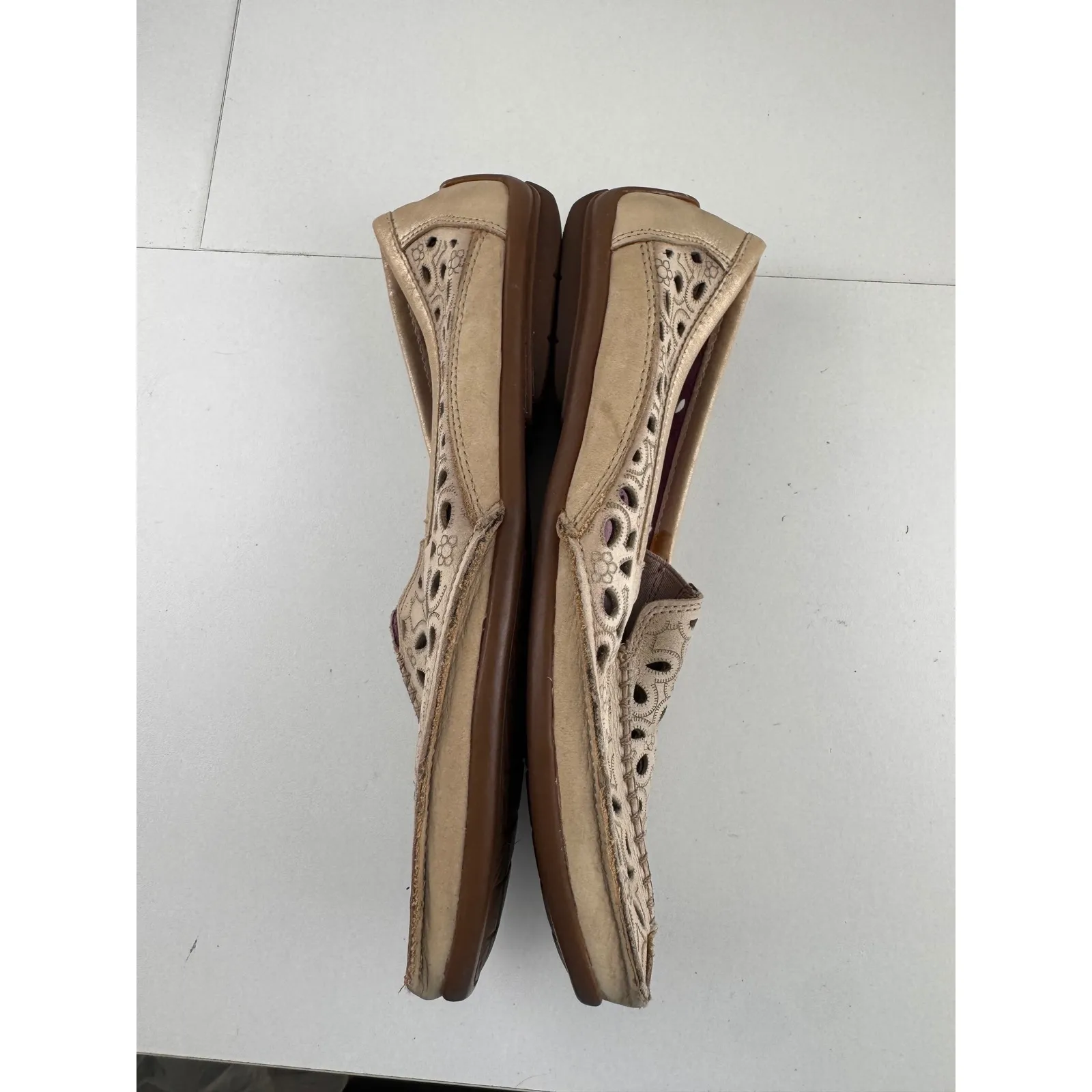 Taos Expose Beige Laser Cut Leather Slip On Loafers Shoes Size 7 Comfort Gold - Image 6