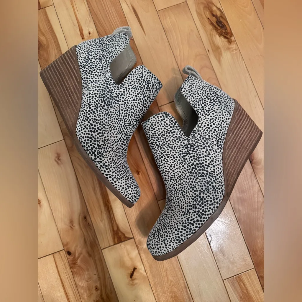 EEUC TOMS Marta Wedge Booties Dalmation Animal Print Suede Sz 9 Ortholite - Image 3