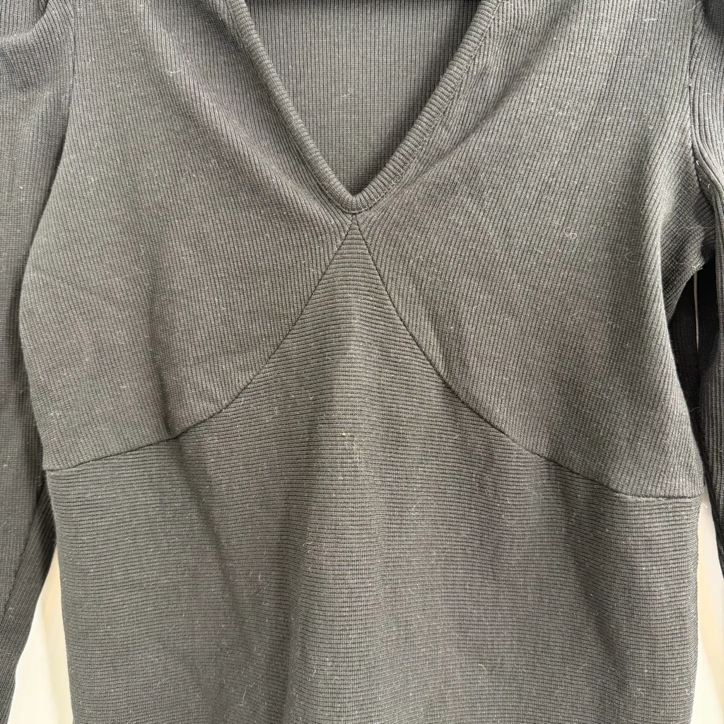Marine Layer Lexi ribbed long sleeve V neck top black size Medium fitted - Image 3