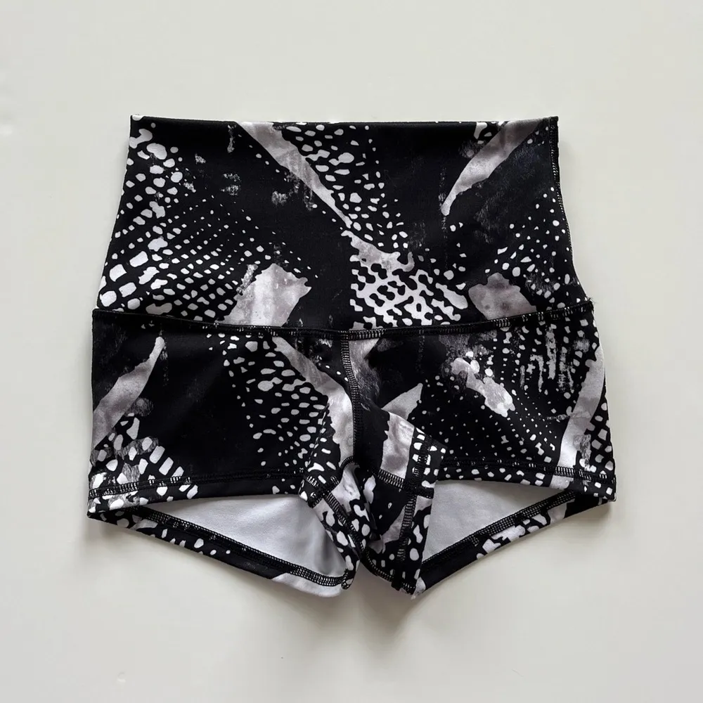 lululemon athletica Boogie Short -Static Mist White Black -Size 4 - Image 2