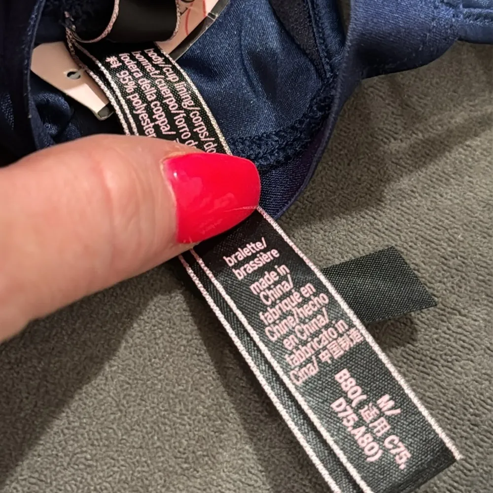 VICTORIA’S SECRET LUXE LACE PLUNGE BRALETTE BRA - Image 11