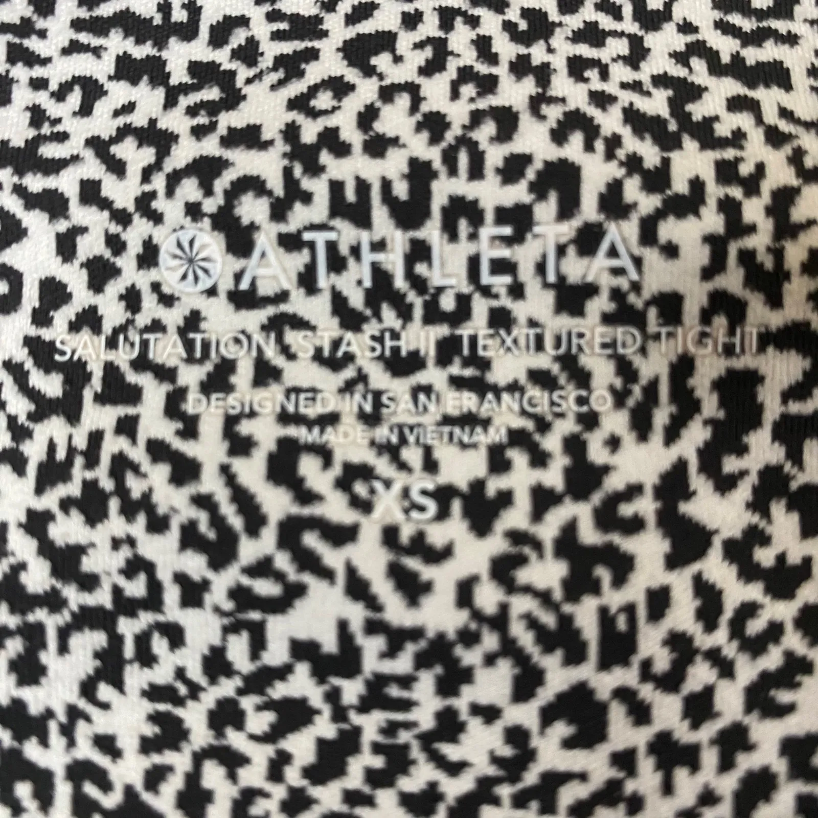 Athleta Women's Leggings Textured Tight XS Black White Leopard Print Pockets EUC - Image 5