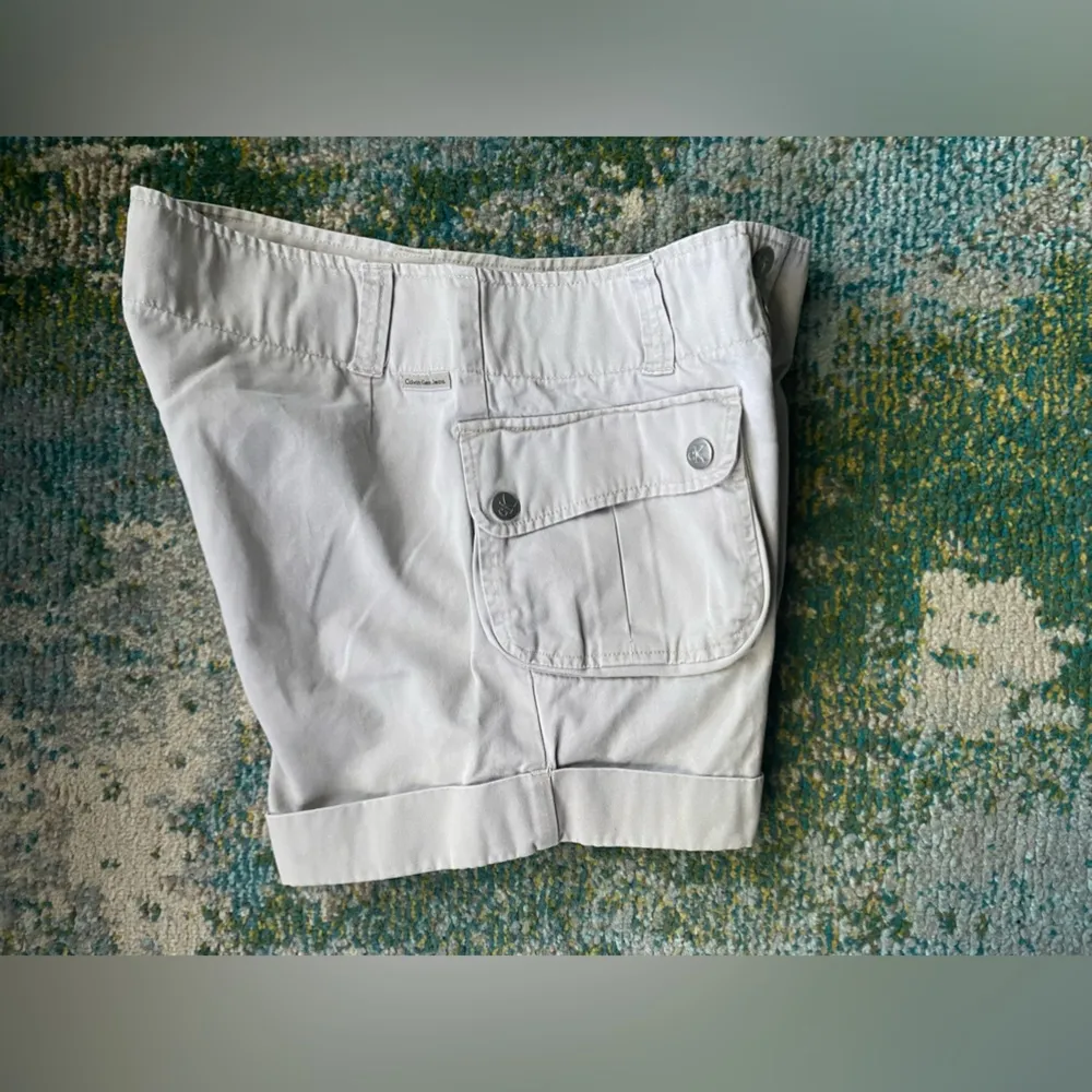 Vintage 90s Y2K CK Calvin Klein tan cargo khaki shorts, size 8 - Image 7