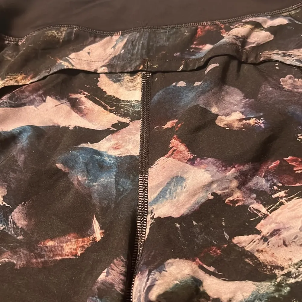 Lululemon Speed Up Shorts Long Size 6 Glacier Camo Black White Purple - Image 3