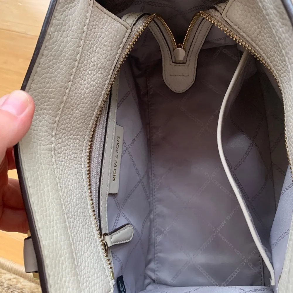 Micheal kors purse - Image 9