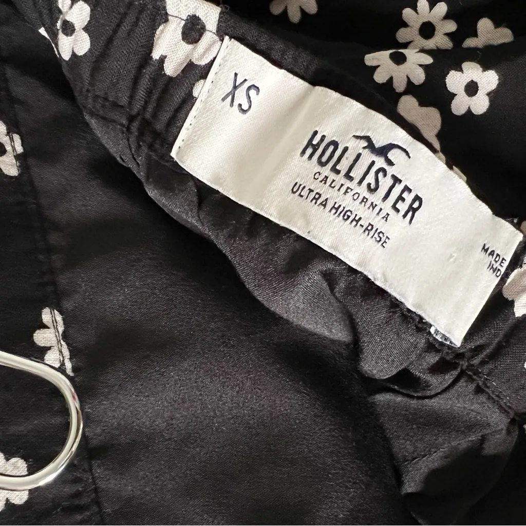 Hollister Black & White Floral High-Rise Cinched Midi Skirt - Image 7