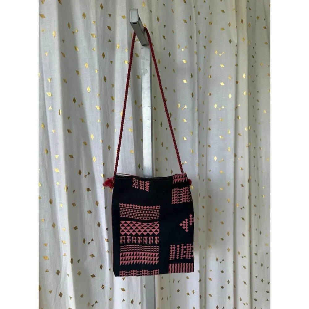 Tamiko Fujio Handmade Handcrafted Hawaiian Tribal Hook Loop Crossbody Bag Black - Image 2