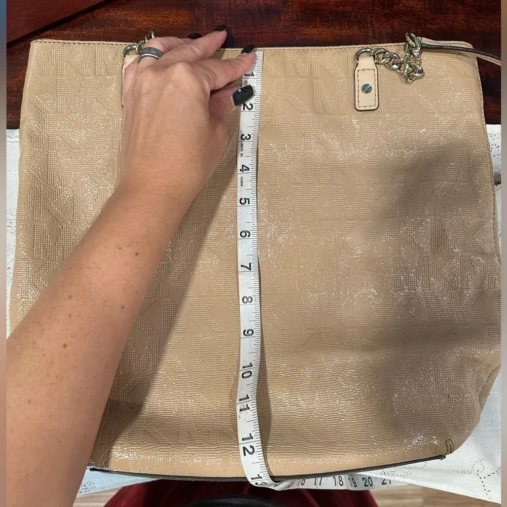 EUC Michael Kors Signature Beige Patent Leather Jet Set Chain Tote - Image 7