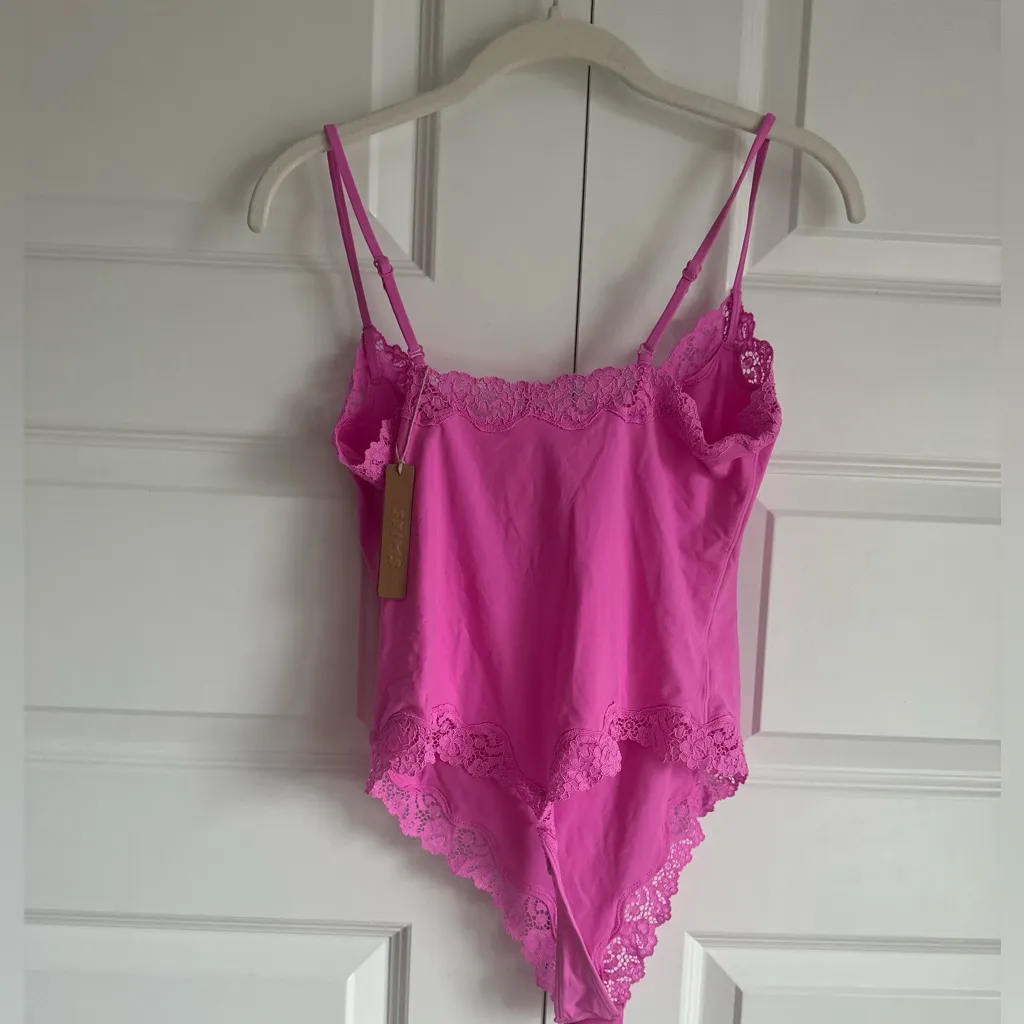 SKIMS Fits Everybody Lace Cami Bodysuit | Neon‎ Orchid- NWT - Image 5