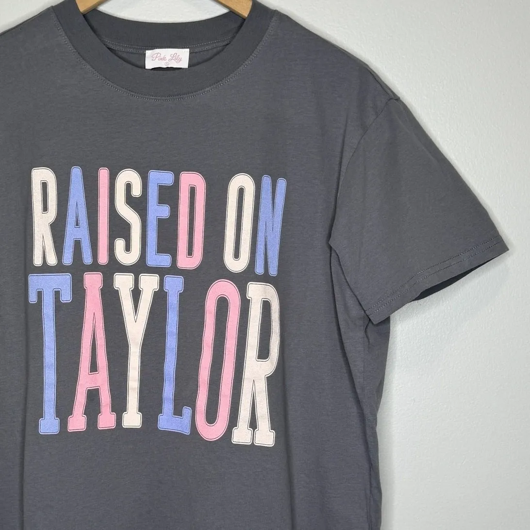 Pink Lily‎ Raised On Taylor Grey Graphic Tee Size Small Short Sleeves Crew Neck - Image 6