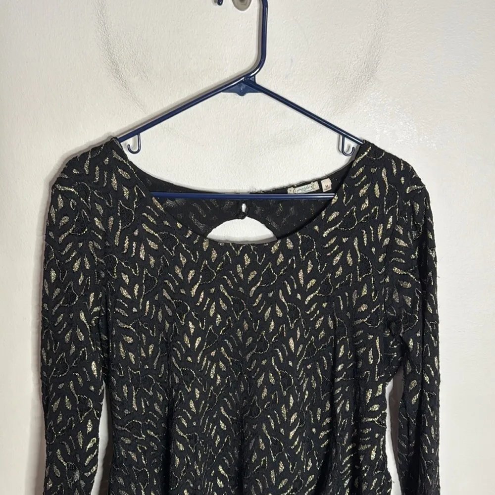 Gimmicks by BKE cutout detail metallized high low hem top size M - Image 3