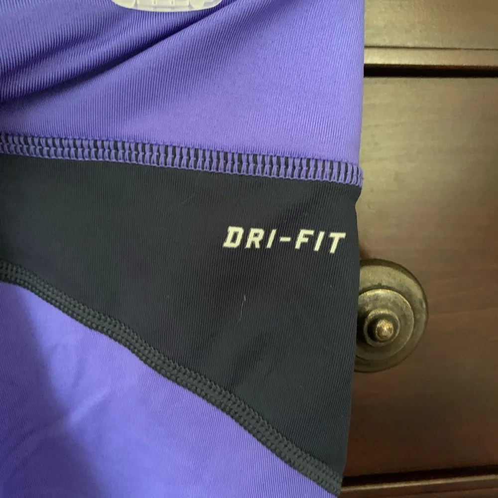 Nike Purple Capri Athletic Leggings M - Image 6