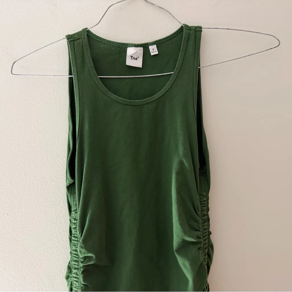 TNA Aritzia Chill Malibu Sleeveless Mini Dress in Green Size Small Ruched Sides - Image 5