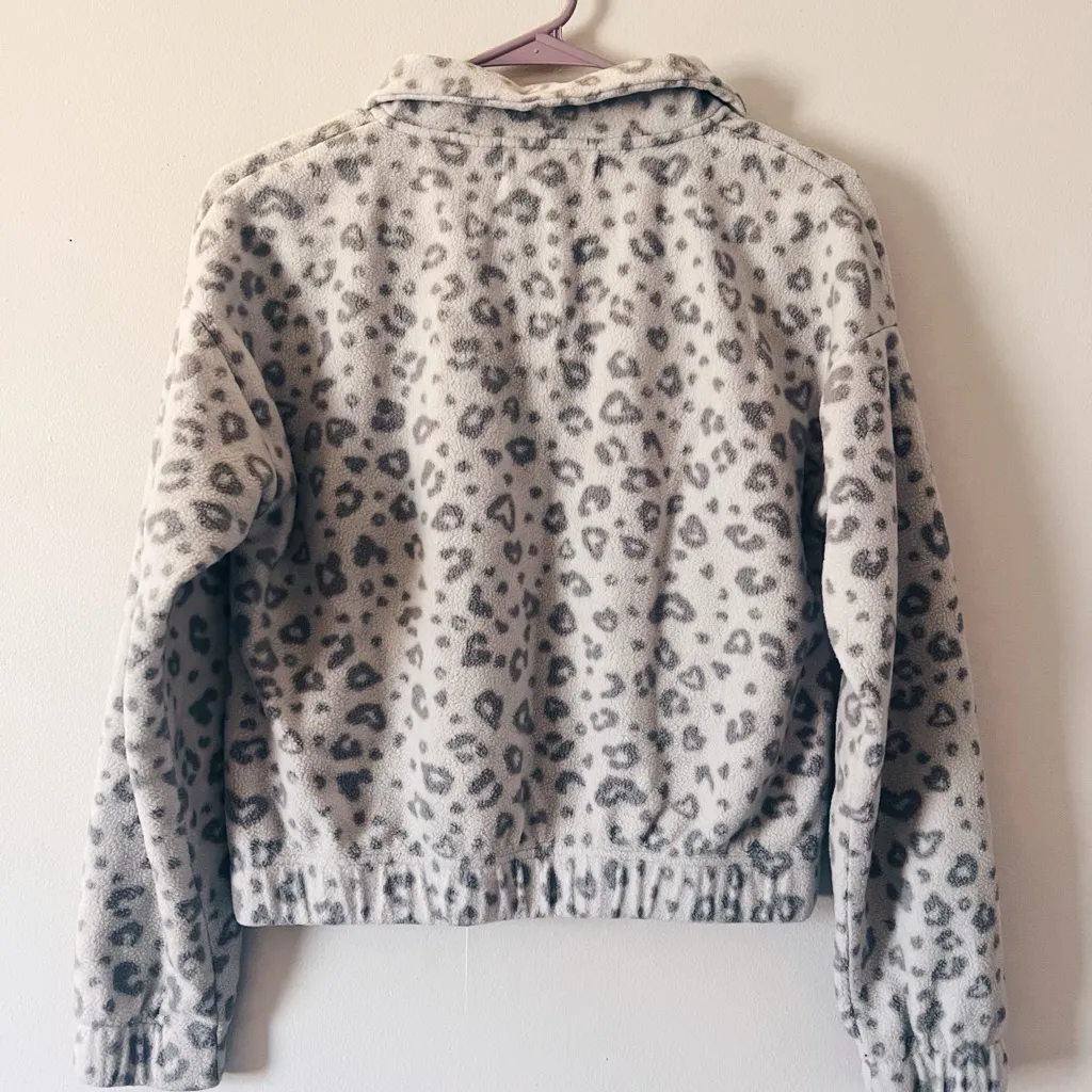 Leopard Print Quarter-Zip cropped pullover - Image 5