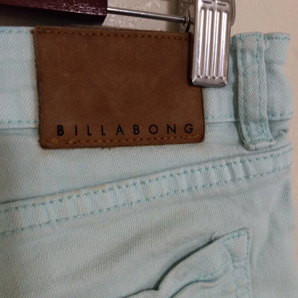 Billabong 7 30 Lite Hearted Ocean Foam Aqua Blue Raw Hem Distressed Jeans Shorts - Image 7