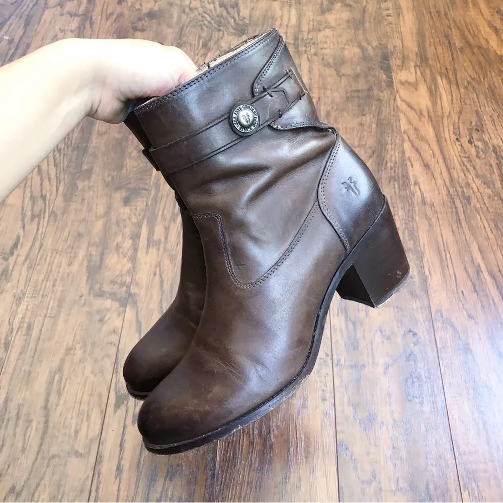 Frye • Malorie Button Short ankle boots booties brown leather distressed vintage - Image 8