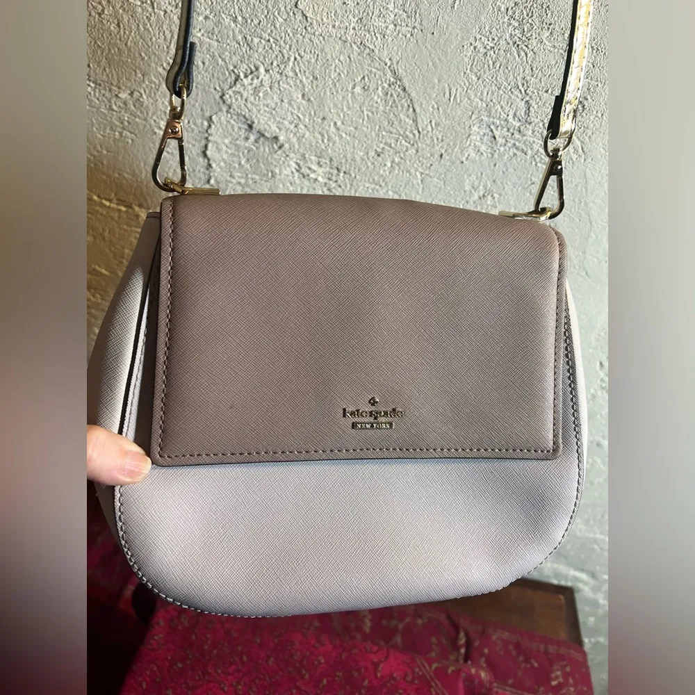 Kate Spade crossbody w adjustable strap
Lovely bag EUC, two tone shades of taupe - Image 7