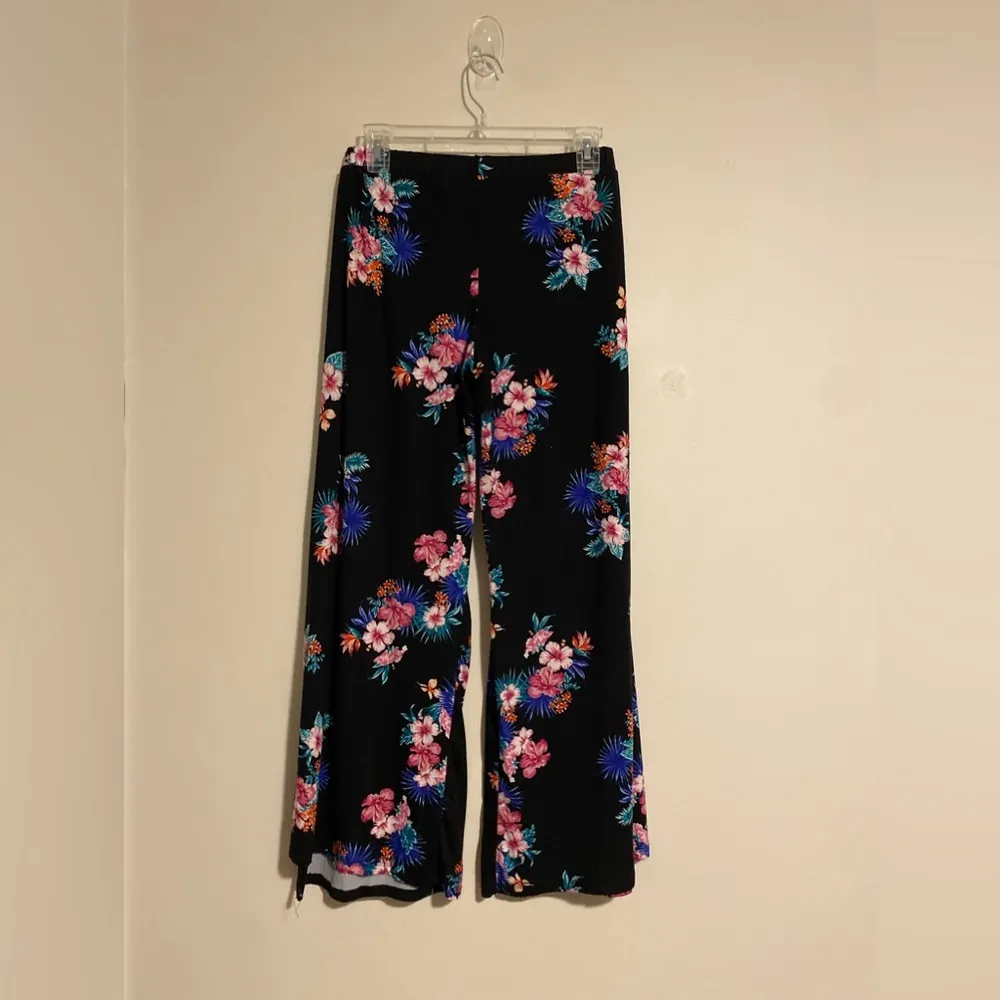 EUC Hot Kiss Black and Pink Floral thigh slit wrap pants size medium - Image 3