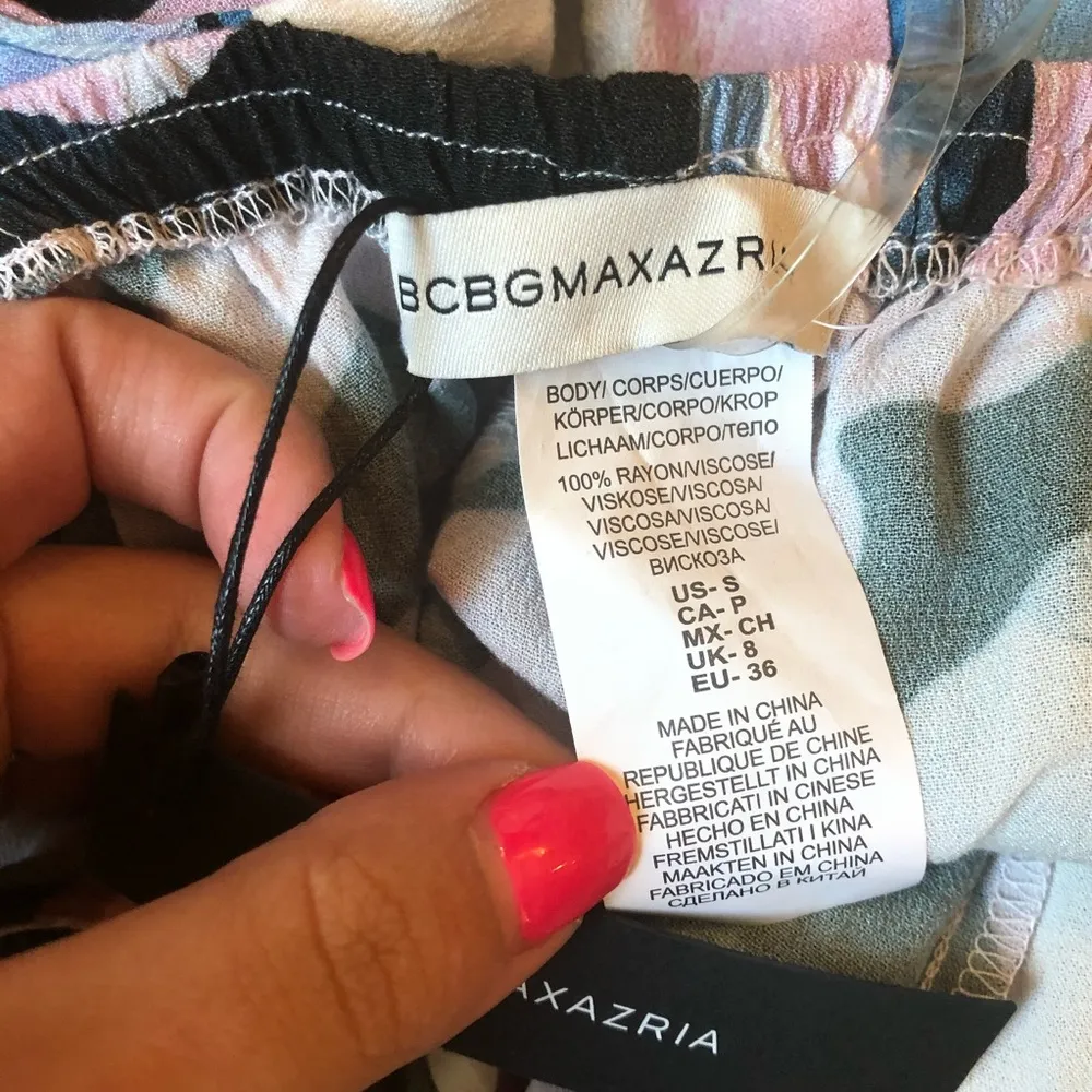 BCBG max azria plunge printed jumpsuit size small - Image 5