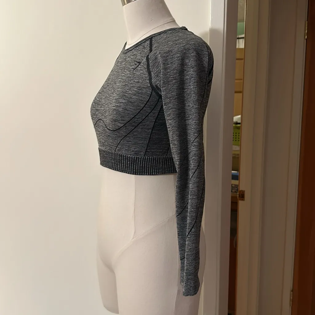 HYPER AMPLIFY LONG SLEEVE CROP TOP in Black Marl/Black - Image 9