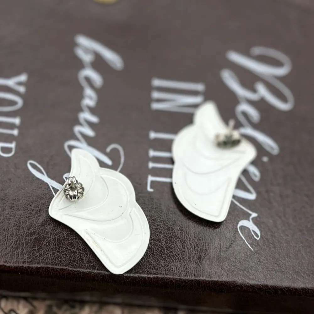 Vintage 1980s Retro Red White Metal Wing Earrings Studs - Image 6