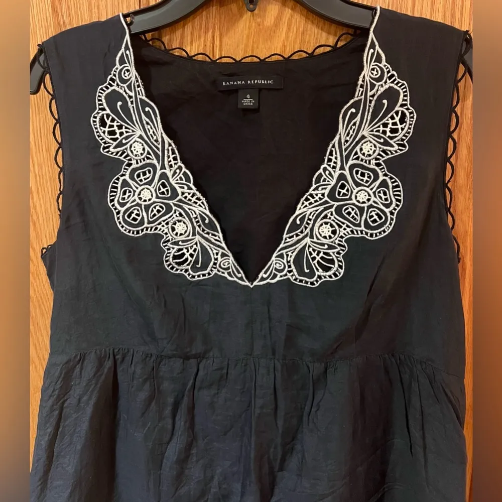 Banana Republic Black Embroidered Sleeveless V-Neck Silk Blouse Tunic Top Size 4 - Image 2