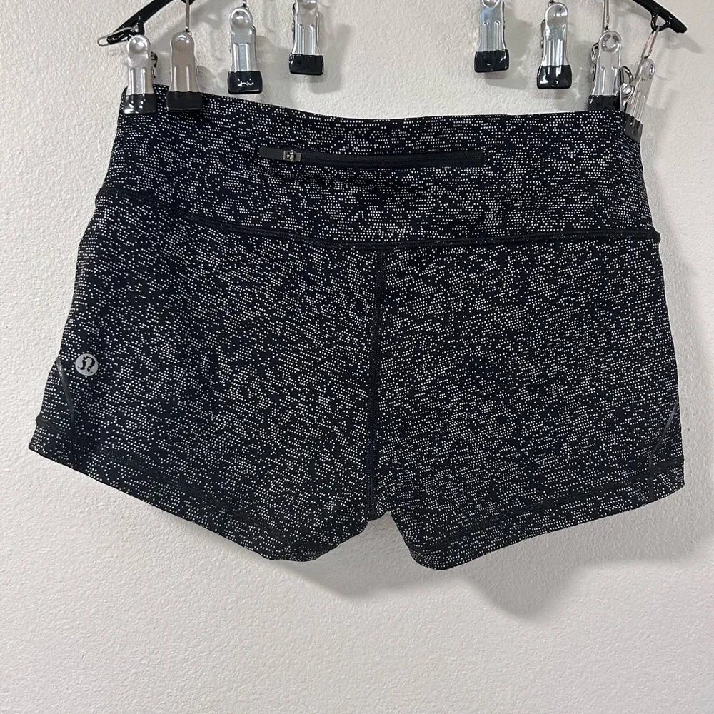 Lululemon Quick Pace Short 2" Soundwave White Black Size 8 - Image 3