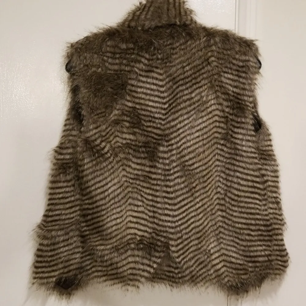 Faux Fur Shawl Collar Racoon Striped Vest - Image 2