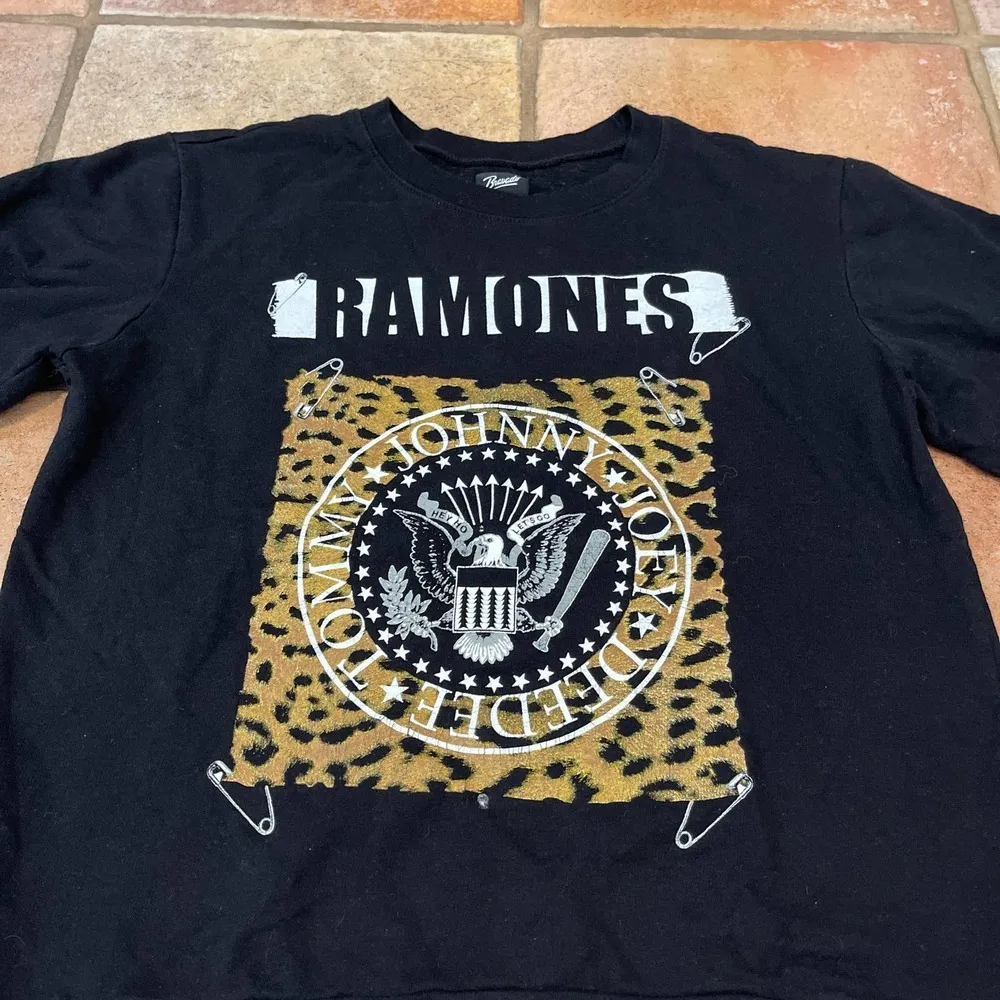 Ramones CONCERT PULLOVER SWEATSHIRT SMALL - Image 2