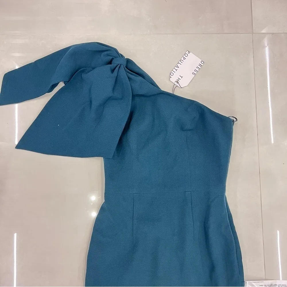 Dress the Population Tiffany One Shoulder Bow Detail Sleeveless Sheath Dress - Image 12