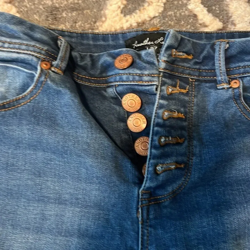 Another love distressed cropped jeans. Stretchy excellent condition. Blue Size 27 - Image 3