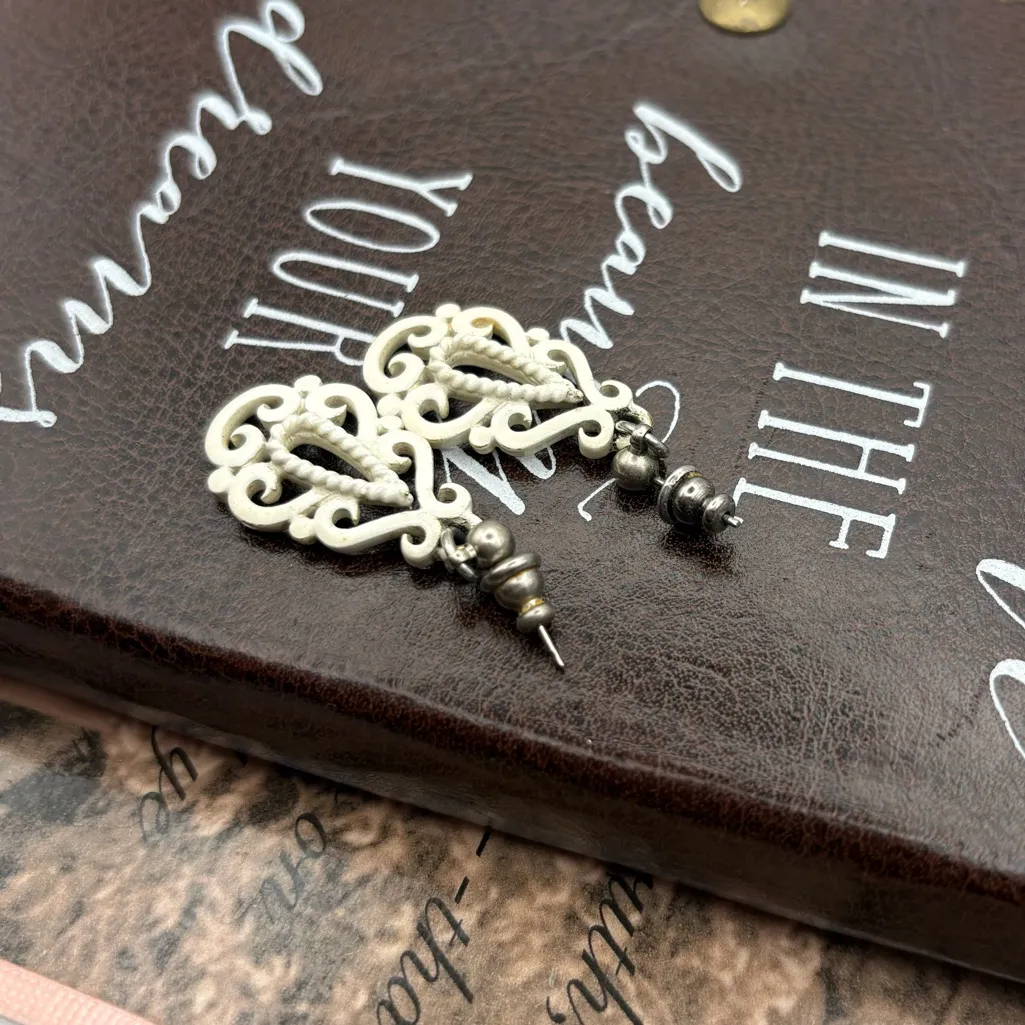 Vintage Filigree Scroll Earrings Ivory Cream Drop Boho Festival White - Image 4