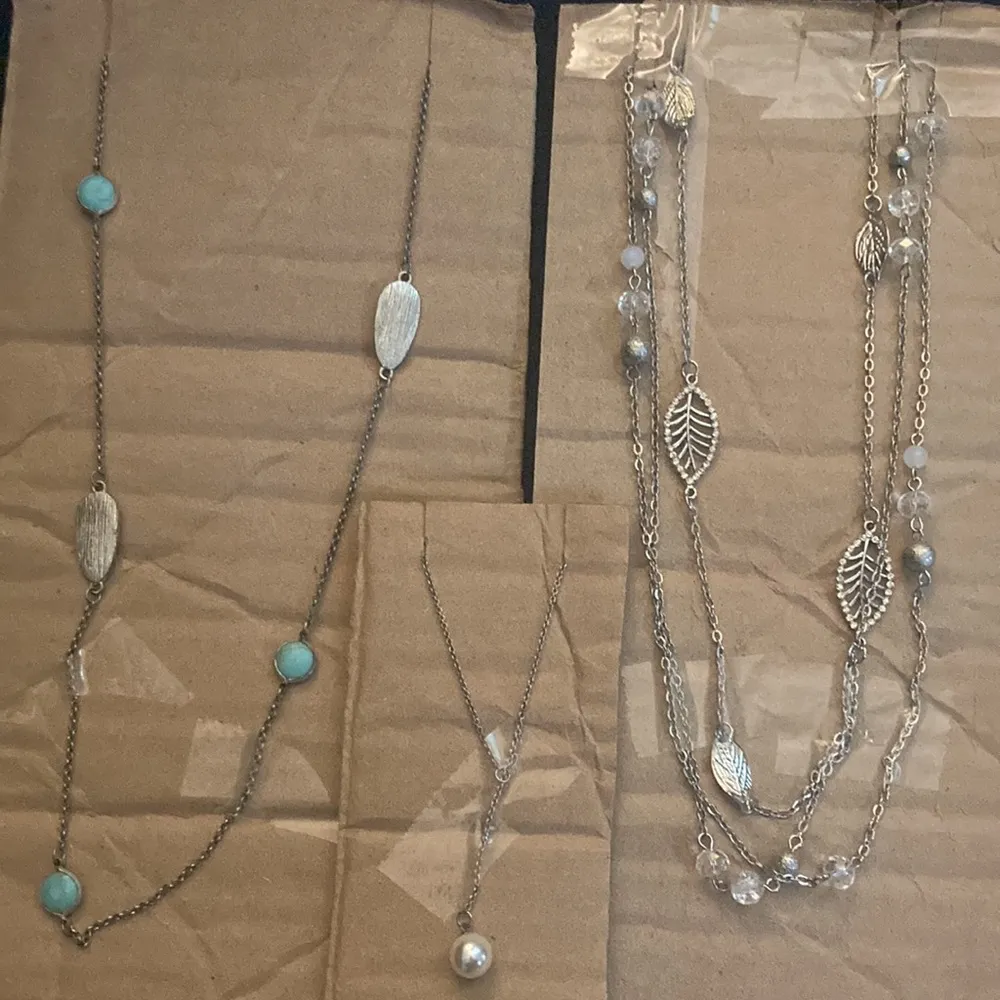 Lot of 3 Necklaces. 1 turquoise color, 1 3 strand leaves, 1 Shorter Faux pearl - Image 2