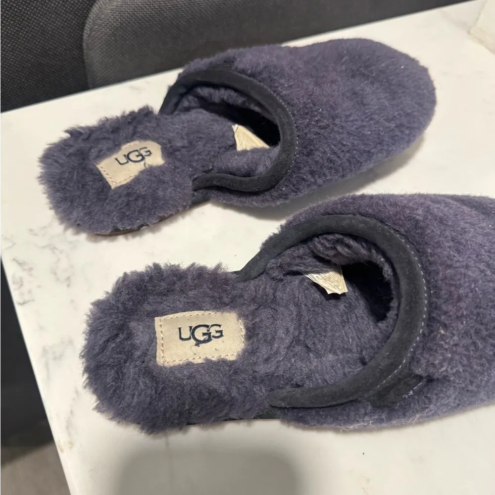 UGG Cozy Gray Fuzzy Slippers - Image 9