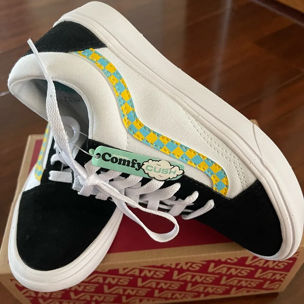 New vans women shoes size 5.5 - Image 2