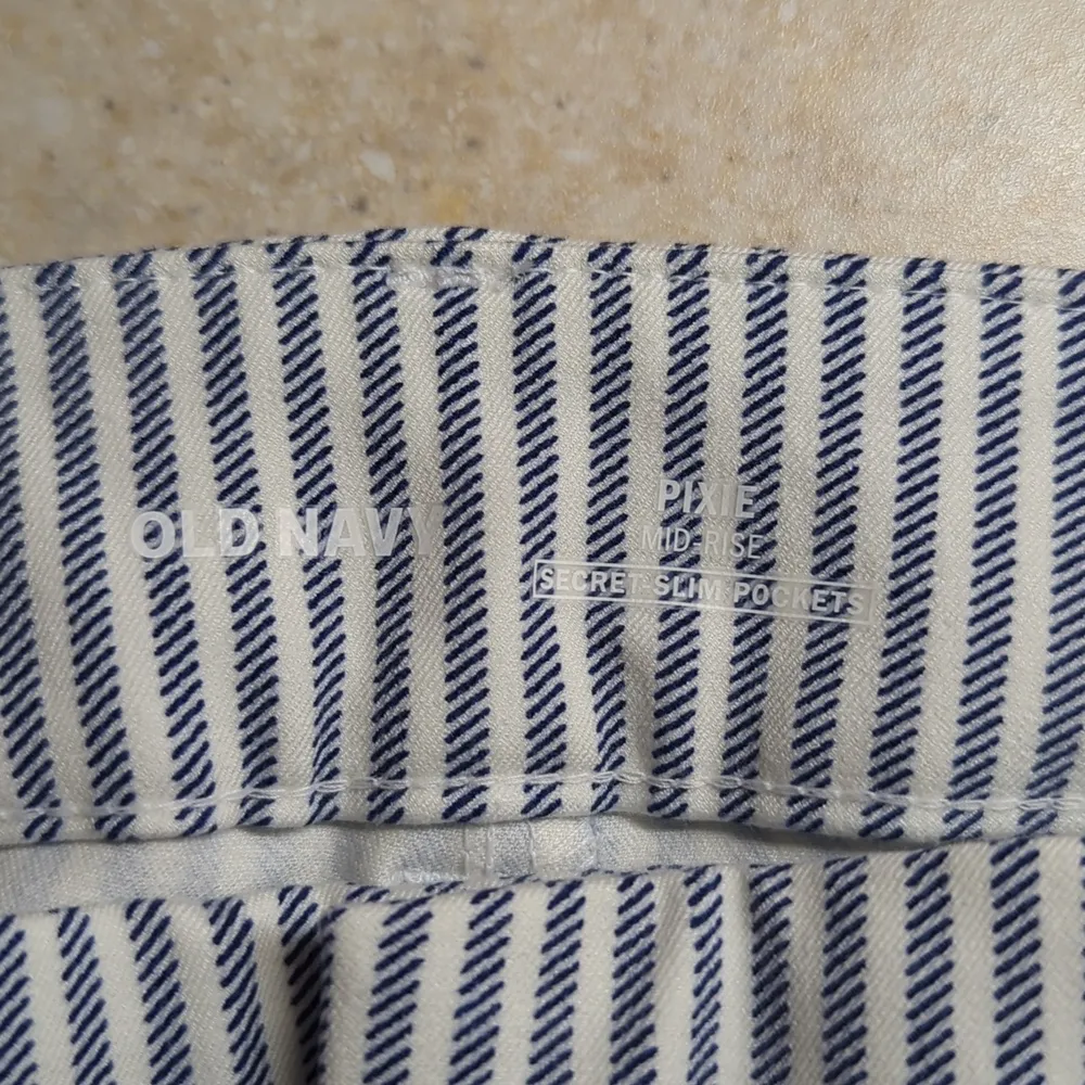 🆕 Old Navy mid-rise pixie secret slim pockets pant - Image 4