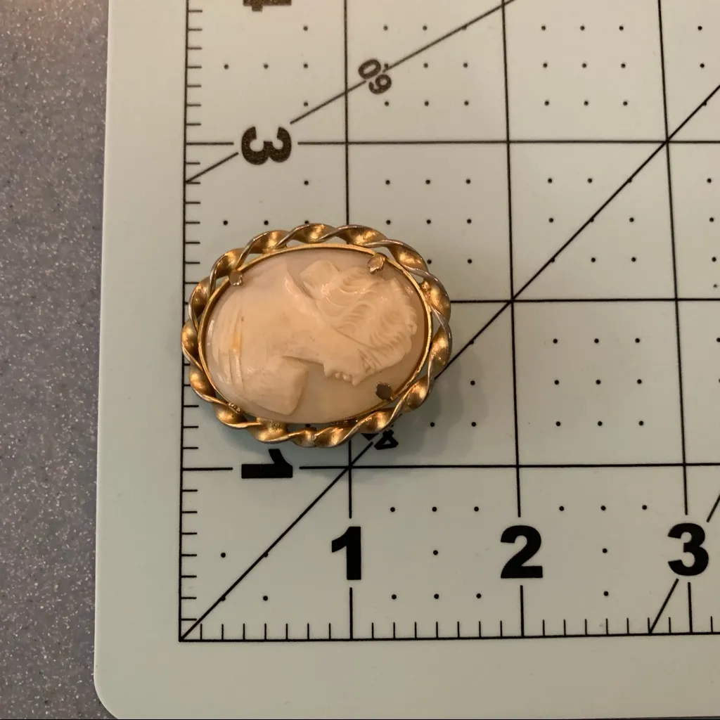 Vintage Cameo Brooch Carved Shell Gold Metal - Image 5