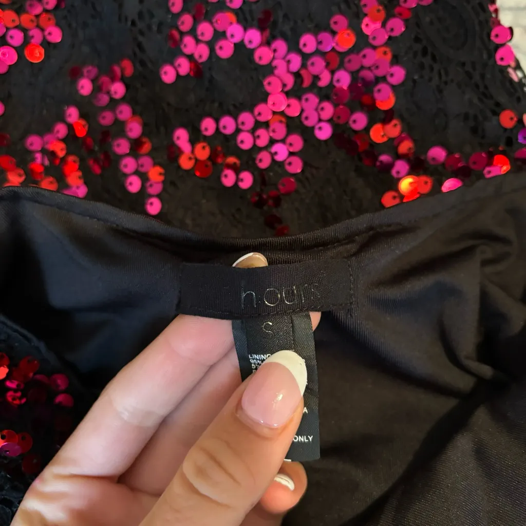 Margaret Mini Dress in Fuchsia & Black
H:OURS - Image 4