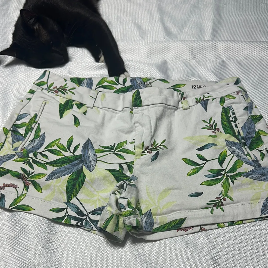 a.n.a White and Green Bermuda Shorts with Botanical Print - Image 11