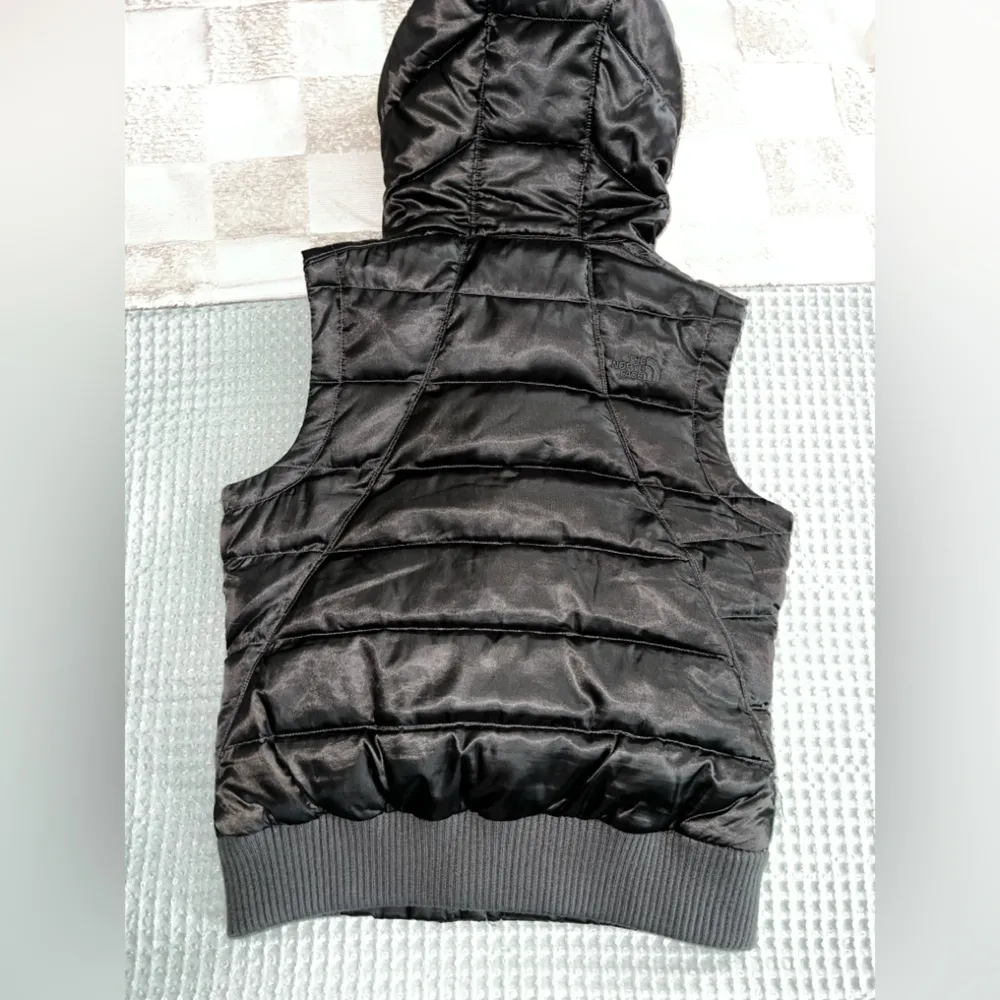 North Face black and pink hooded goose down 550 puffed vest - Image 7