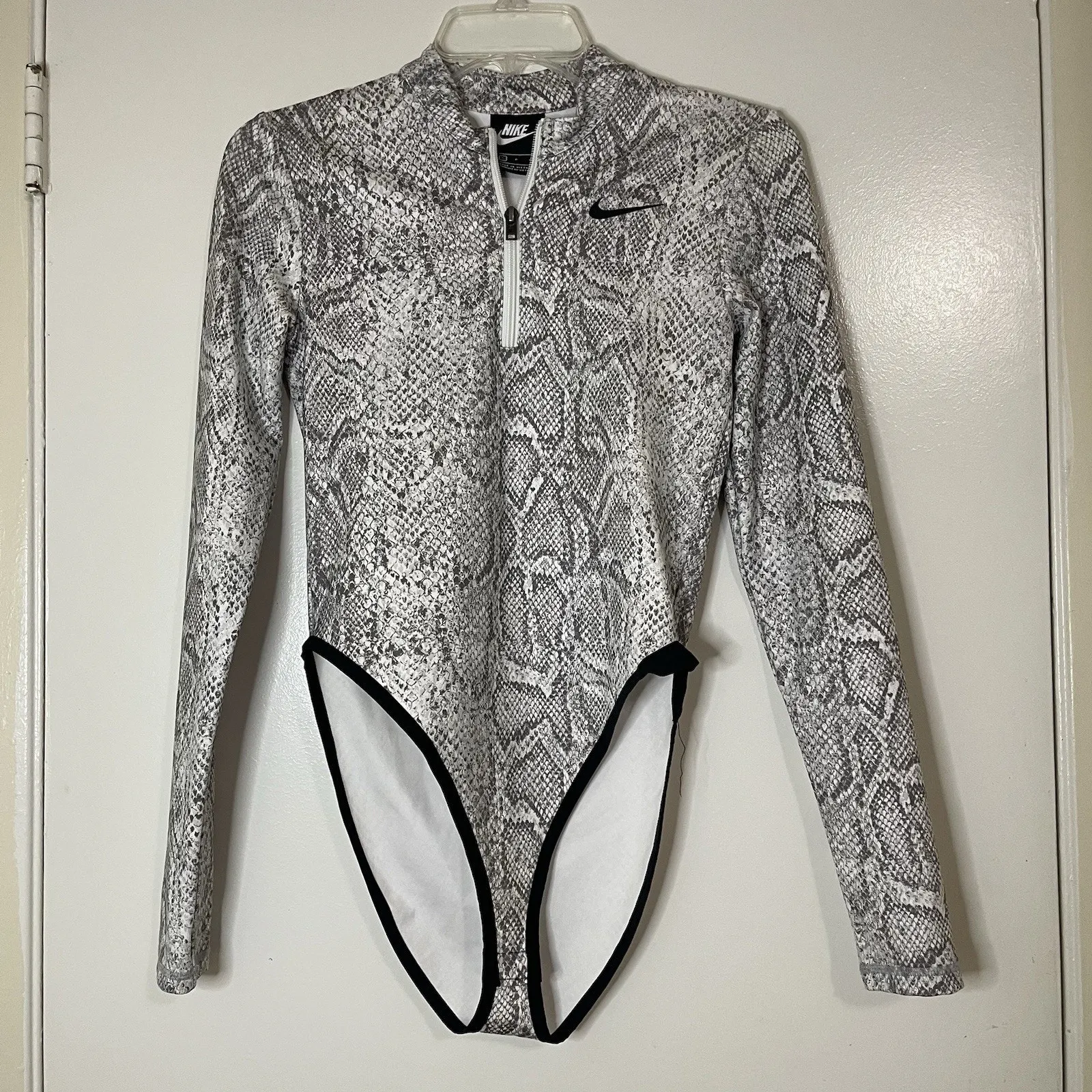 Nike  white python long sleeve bodysuit half zip size small - Image 7