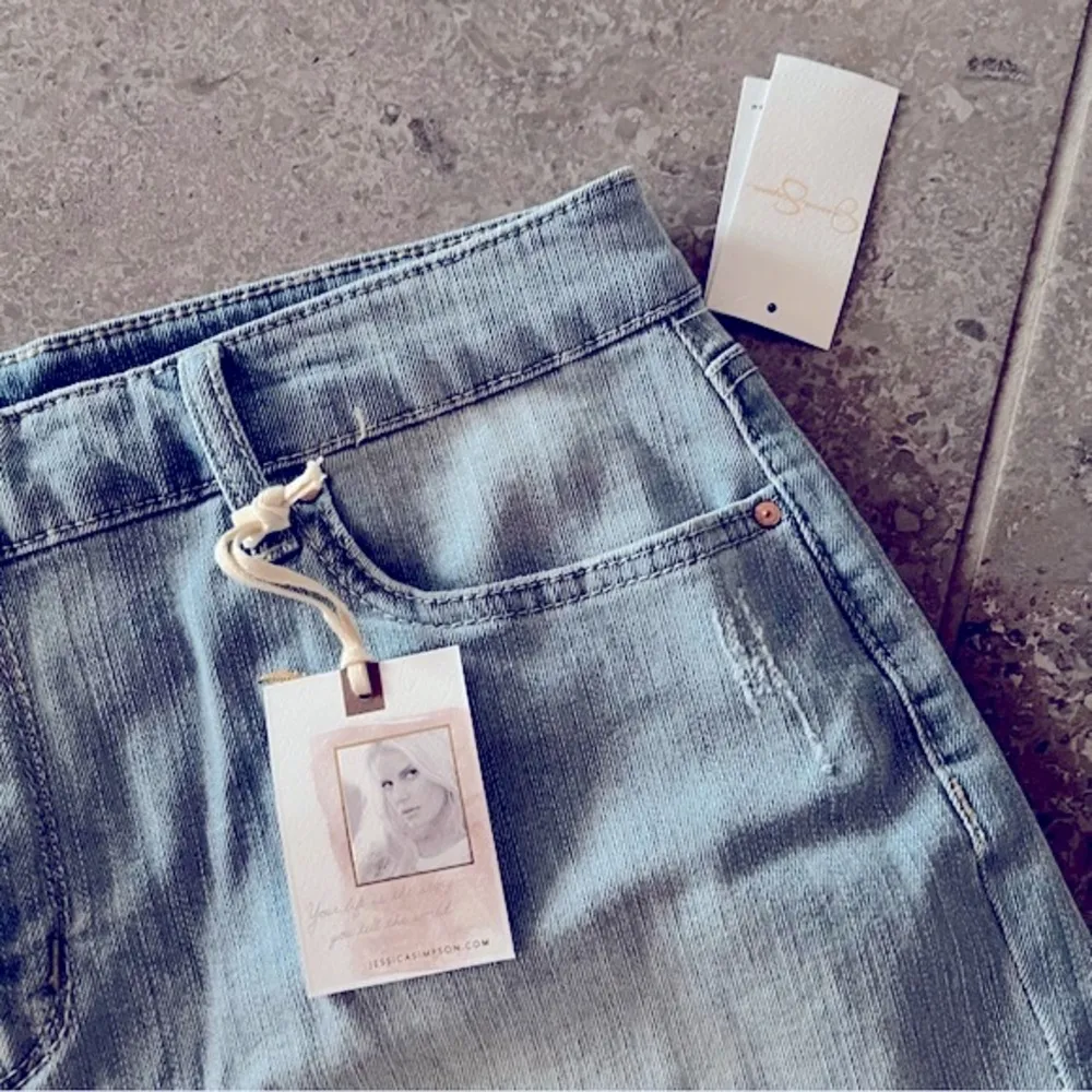 Jessica Simpson Women’s Forever Roll Short Gardner-Fray Cuff Jeans Size 32 NWT - Image 4