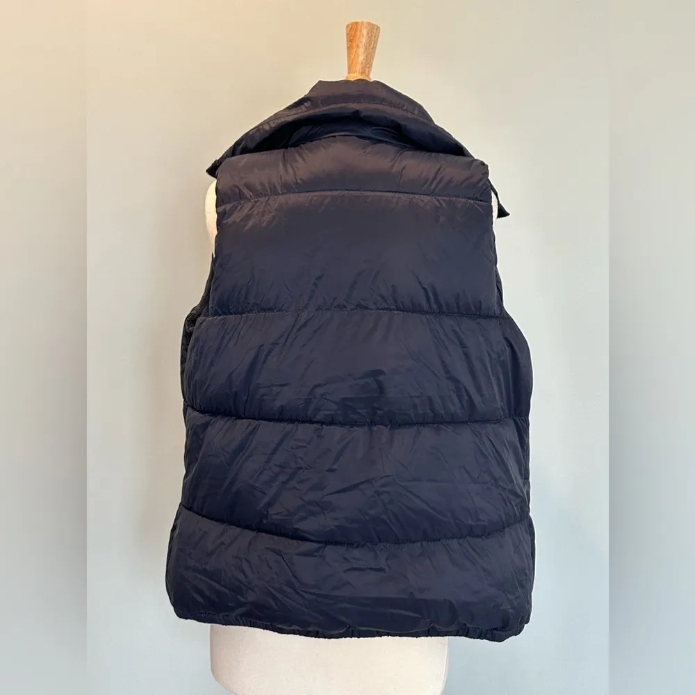 Old Navy Unisex Navy blue zip up puffer vest Size Medium - Image 2